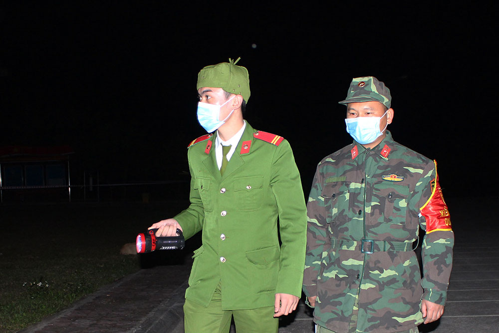 Bộ đội phối hợp cùng công an tuần tra bảo đảm an ninh trật tự khu cách ly.